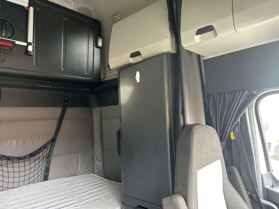 Sleeper Tractor-Heavy Duty Tractors-Freightliner-2022-T12664ST-Chicago (Melrose Park)-IL-282,325\n\t\tmiles-$ 84,500 - Image 18