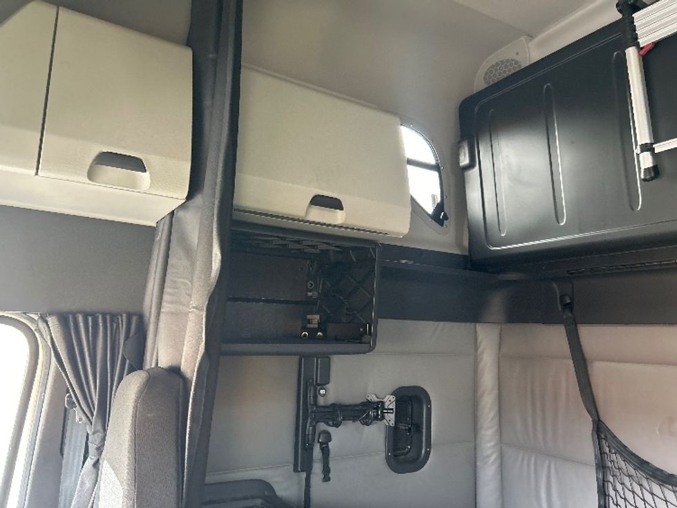 Sleeper Tractor-Heavy Duty Tractors-Freightliner-2022-T12664ST-Chicago (Melrose Park)-IL-282,325\n\t\tmiles-$ 84,500 - Image 19