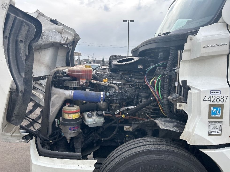 Sleeper Tractor-Heavy Duty Tractors-Freightliner-2022-T12664ST-Chicago (Melrose Park)-IL-282,325\n\t\tmiles-$ 84,500 - Image 21