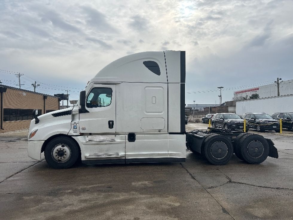 Sleeper Tractor-Heavy Duty Tractors-Freightliner-2022-T12664ST-Chicago (Melrose Park)-IL-282,325\n\t\tmiles-$ 84,500 - Image 4