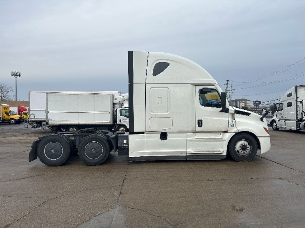 Sleeper Tractor-Heavy Duty Tractors-Freightliner-2022-T12664ST-Chicago (Melrose Park)-IL-282,325\n\t\tmiles-$ 84,500 - Image 8