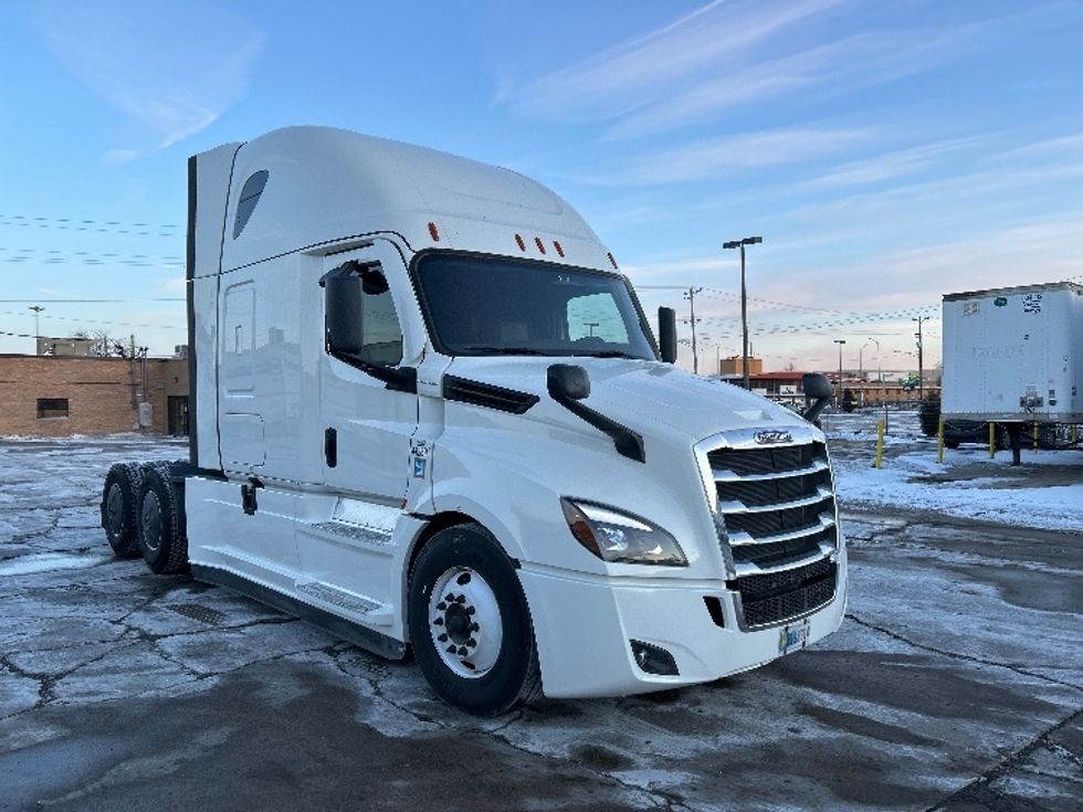 Sleeper Tractor-Heavy Duty Tractors-Freightliner-2022-T12664ST-Chicago (Melrose Park)-IL-328,574\n\t\tmiles-$ 79,000 - Image 1