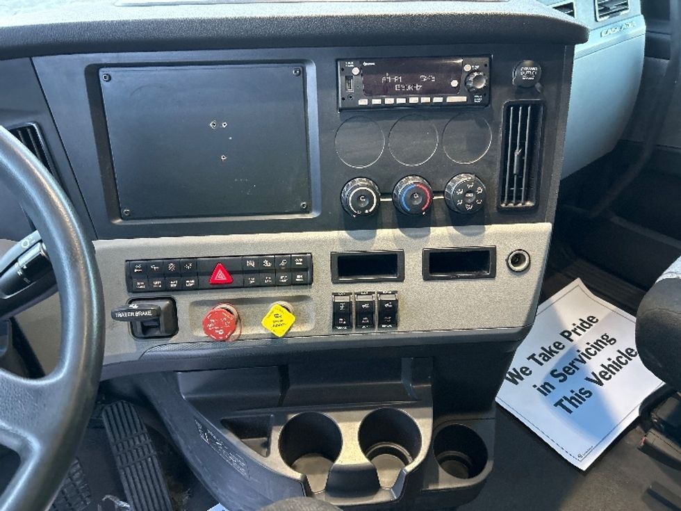 Sleeper Tractor-Heavy Duty Tractors-Freightliner-2022-T12664ST-Chicago (Melrose Park)-IL-328,574\n\t\tmiles-$ 79,000 - Image 12