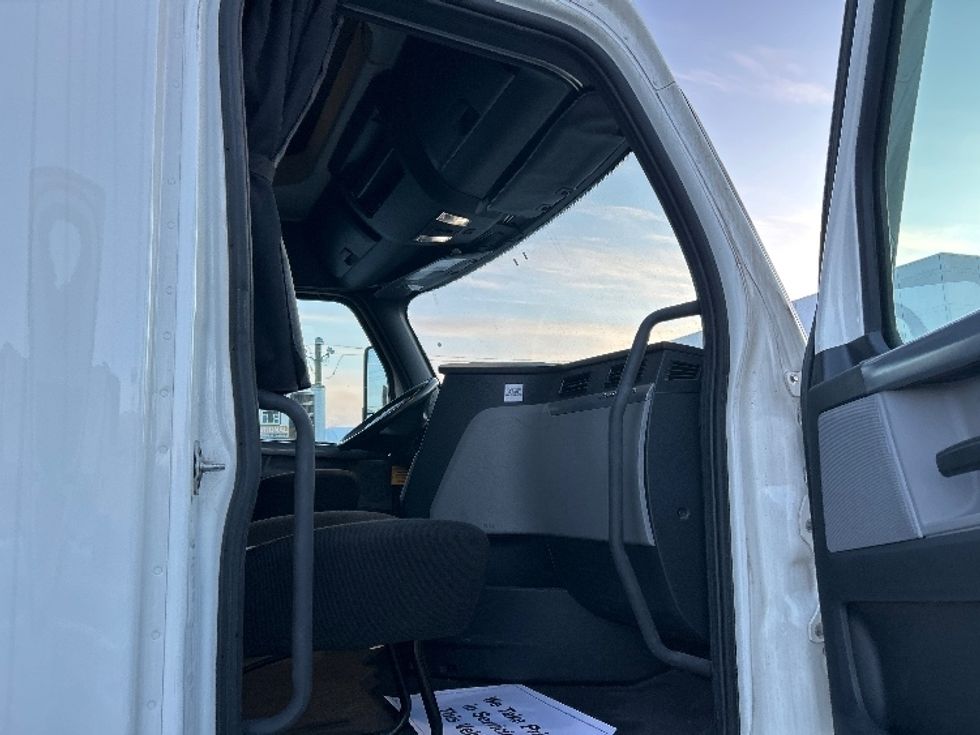 Sleeper Tractor-Heavy Duty Tractors-Freightliner-2022-T12664ST-Chicago (Melrose Park)-IL-328,574\n\t\tmiles-$ 79,000 - Image 13