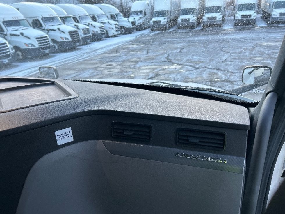 Sleeper Tractor-Heavy Duty Tractors-Freightliner-2022-T12664ST-Chicago (Melrose Park)-IL-328,574\n\t\tmiles-$ 79,000 - Image 14