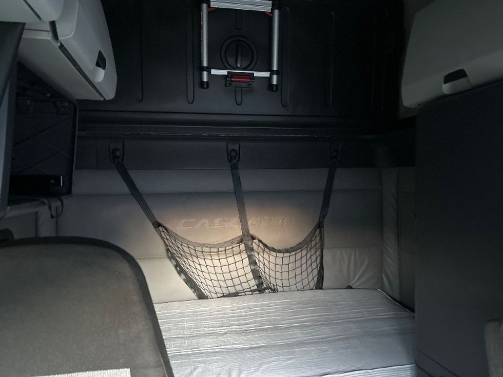 Sleeper Tractor-Heavy Duty Tractors-Freightliner-2022-T12664ST-Chicago (Melrose Park)-IL-328,574\n\t\tmiles-$ 79,000 - Image 16