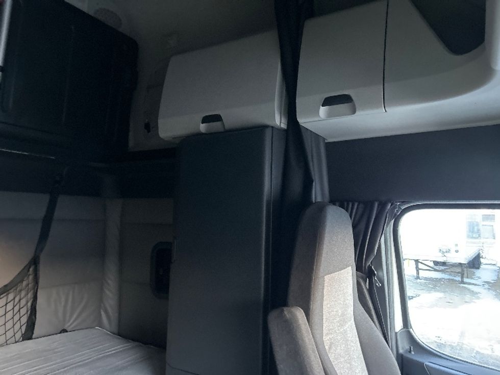 Sleeper Tractor-Heavy Duty Tractors-Freightliner-2022-T12664ST-Chicago (Melrose Park)-IL-328,574\n\t\tmiles-$ 79,000 - Image 18