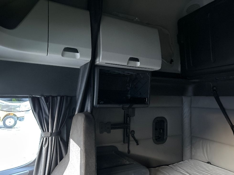 Sleeper Tractor-Heavy Duty Tractors-Freightliner-2022-T12664ST-Chicago (Melrose Park)-IL-328,574\n\t\tmiles-$ 79,000 - Image 19