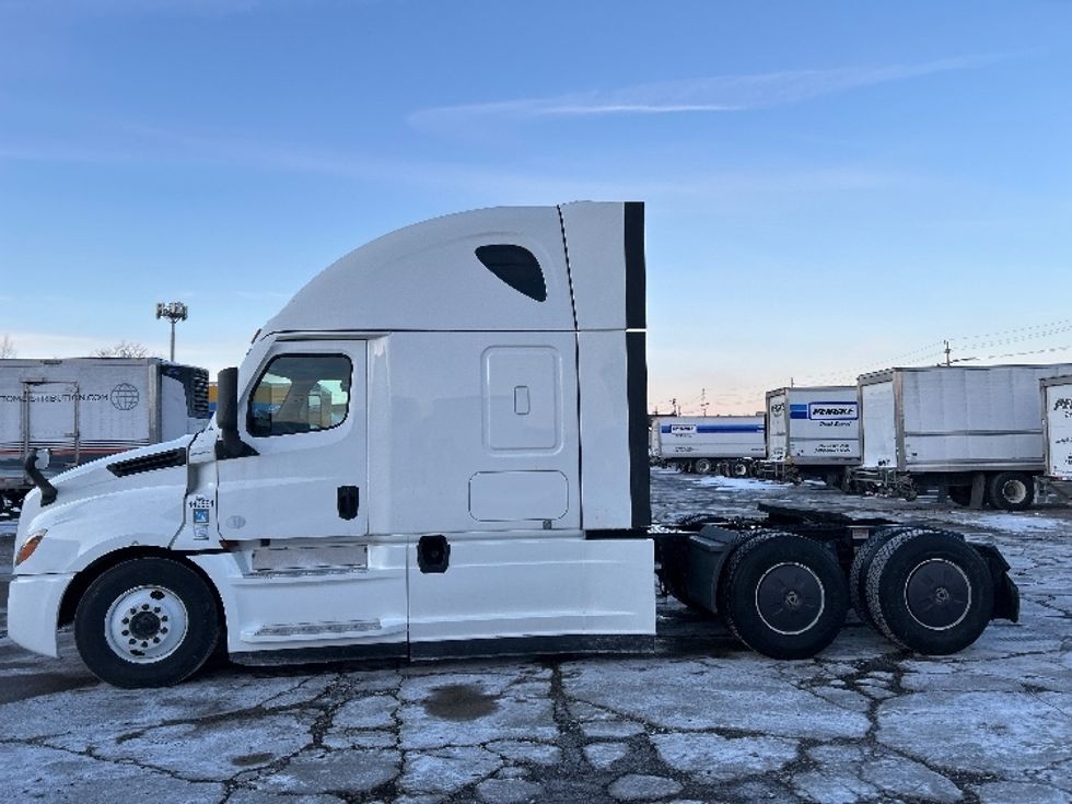 Sleeper Tractor-Heavy Duty Tractors-Freightliner-2022-T12664ST-Chicago (Melrose Park)-IL-328,574\n\t\tmiles-$ 79,000 - Image 4