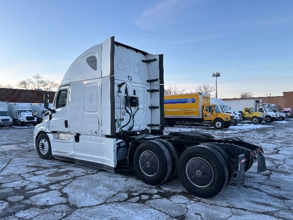 Sleeper Tractor-Heavy Duty Tractors-Freightliner-2022-T12664ST-Chicago (Melrose Park)-IL-328,574\n\t\tmiles-$ 79,000 - Image 5