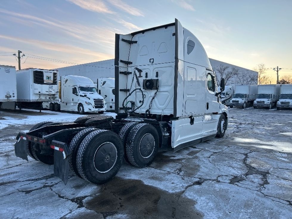 Sleeper Tractor-Heavy Duty Tractors-Freightliner-2022-T12664ST-Chicago (Melrose Park)-IL-328,574\n\t\tmiles-$ 79,000 - Image 7