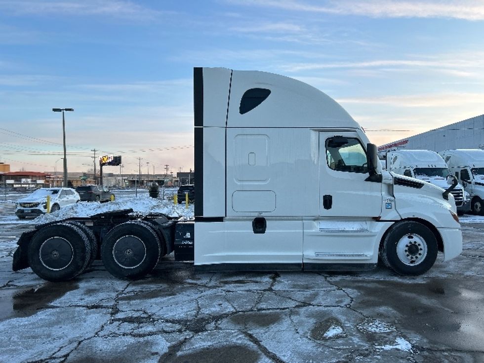 Sleeper Tractor-Heavy Duty Tractors-Freightliner-2022-T12664ST-Chicago (Melrose Park)-IL-328,574\n\t\tmiles-$ 79,000 - Image 8