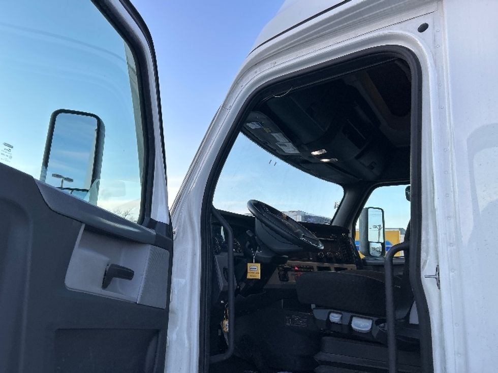 Sleeper Tractor-Heavy Duty Tractors-Freightliner-2022-T12664ST-Chicago (Melrose Park)-IL-328,574\n\t\tmiles-$ 79,000 - Image 9