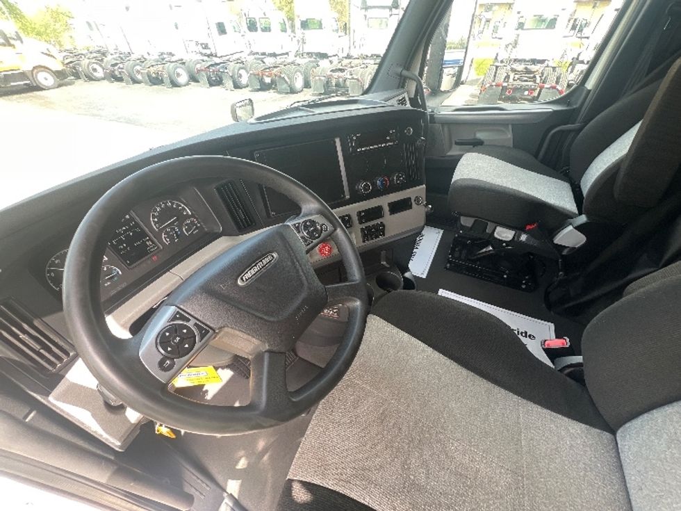 Sleeper Tractor-Heavy Duty Tractors-Freightliner-2022-T12664ST-Chicago (Melrose Park)-IL-419,911\n\t\tmiles-$ 76,000 - Image 10