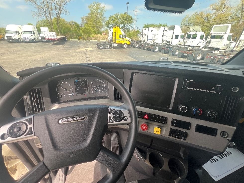 Sleeper Tractor-Heavy Duty Tractors-Freightliner-2022-T12664ST-Chicago (Melrose Park)-IL-419,911\n\t\tmiles-$ 76,000 - Image 11