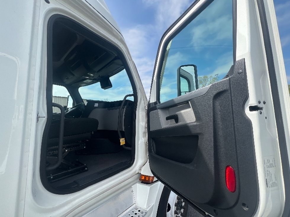 Sleeper Tractor-Heavy Duty Tractors-Freightliner-2022-T12664ST-Chicago (Melrose Park)-IL-419,911\n\t\tmiles-$ 76,000 - Image 12