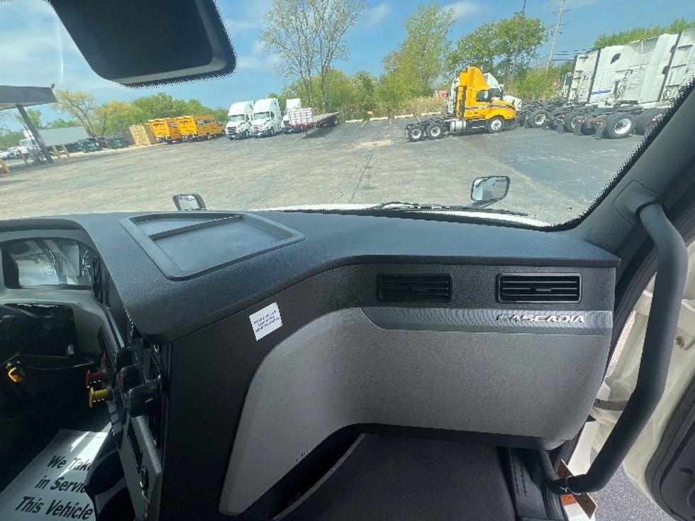 Sleeper Tractor-Heavy Duty Tractors-Freightliner-2022-T12664ST-Chicago (Melrose Park)-IL-419,911\n\t\tmiles-$ 76,000 - Image 13