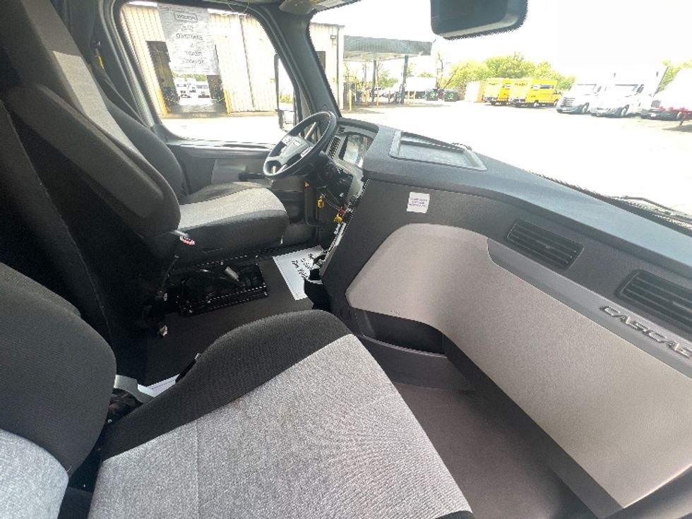 Sleeper Tractor-Heavy Duty Tractors-Freightliner-2022-T12664ST-Chicago (Melrose Park)-IL-419,911\n\t\tmiles-$ 76,000 - Image 14