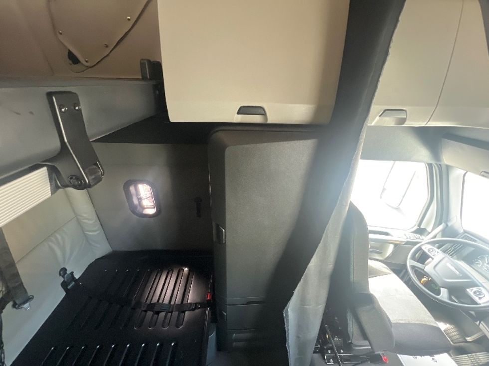 Sleeper Tractor-Heavy Duty Tractors-Freightliner-2022-T12664ST-Chicago (Melrose Park)-IL-419,911\n\t\tmiles-$ 76,000 - Image 17