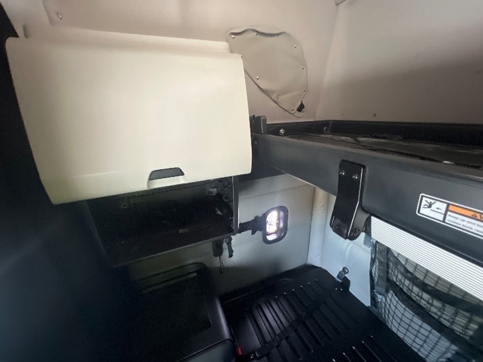 Sleeper Tractor-Heavy Duty Tractors-Freightliner-2022-T12664ST-Chicago (Melrose Park)-IL-419,911\n\t\tmiles-$ 76,000 - Image 18