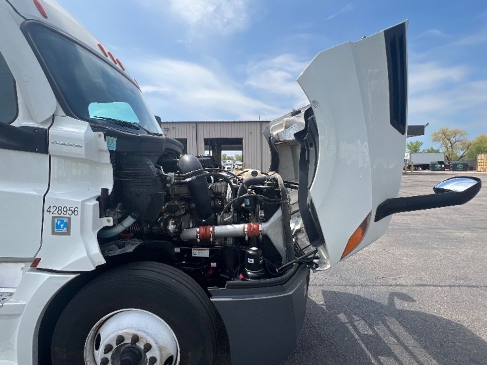 Sleeper Tractor-Heavy Duty Tractors-Freightliner-2022-T12664ST-Chicago (Melrose Park)-IL-419,911\n\t\tmiles-$ 76,000 - Image 19