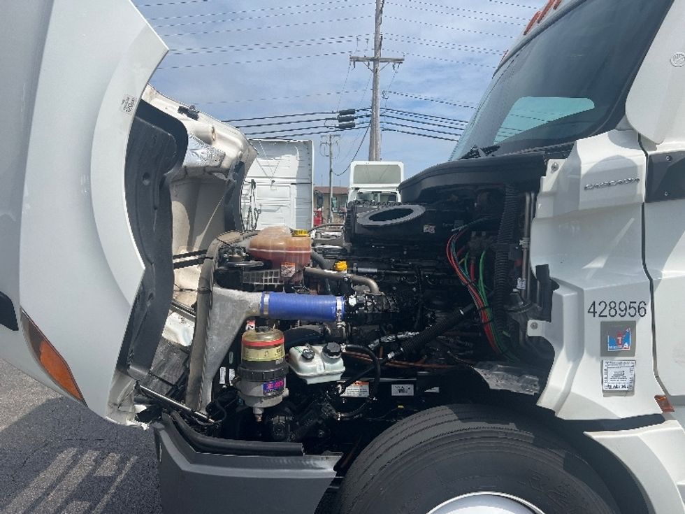 Sleeper Tractor-Heavy Duty Tractors-Freightliner-2022-T12664ST-Chicago (Melrose Park)-IL-419,911\n\t\tmiles-$ 76,000 - Image 20