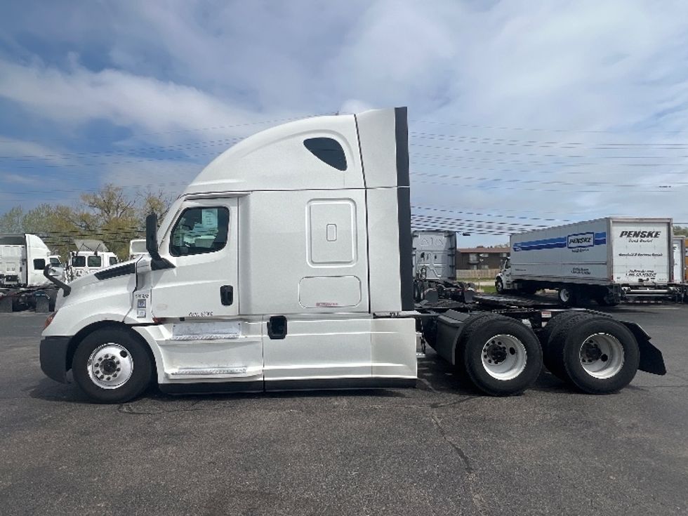 Sleeper Tractor-Heavy Duty Tractors-Freightliner-2022-T12664ST-Chicago (Melrose Park)-IL-419,911\n\t\tmiles-$ 76,000 - Image 4