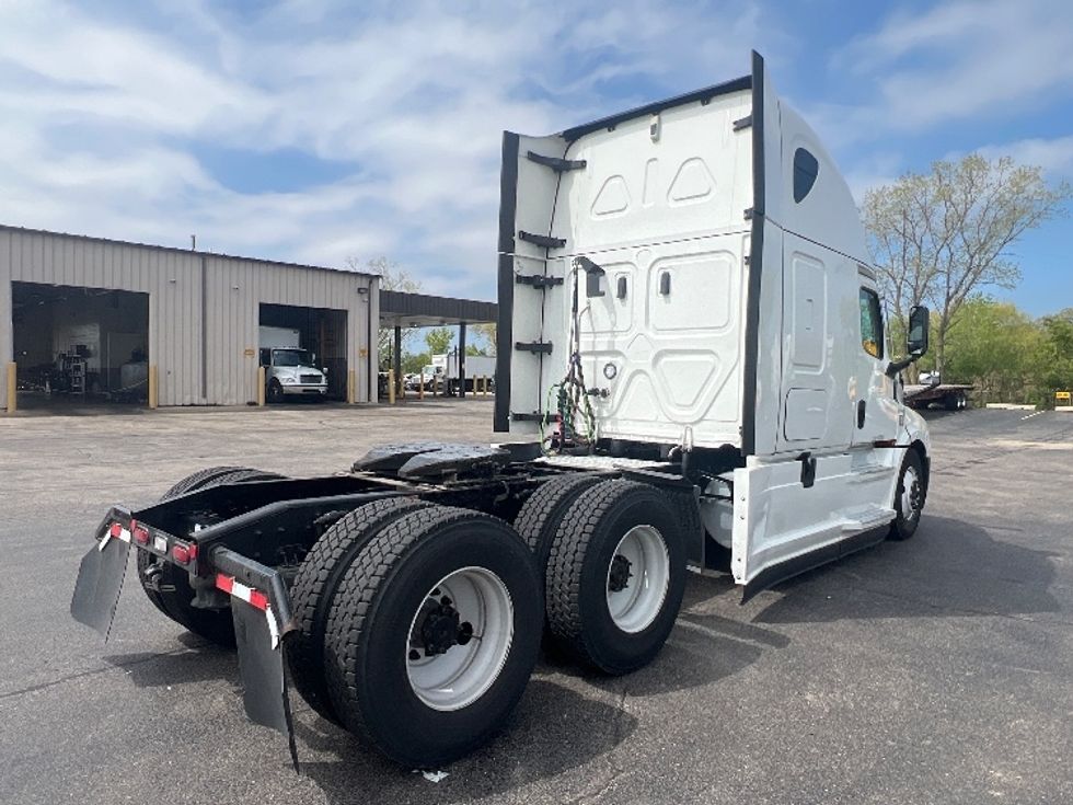 Sleeper Tractor-Heavy Duty Tractors-Freightliner-2022-T12664ST-Chicago (Melrose Park)-IL-419,911\n\t\tmiles-$ 76,000 - Image 7