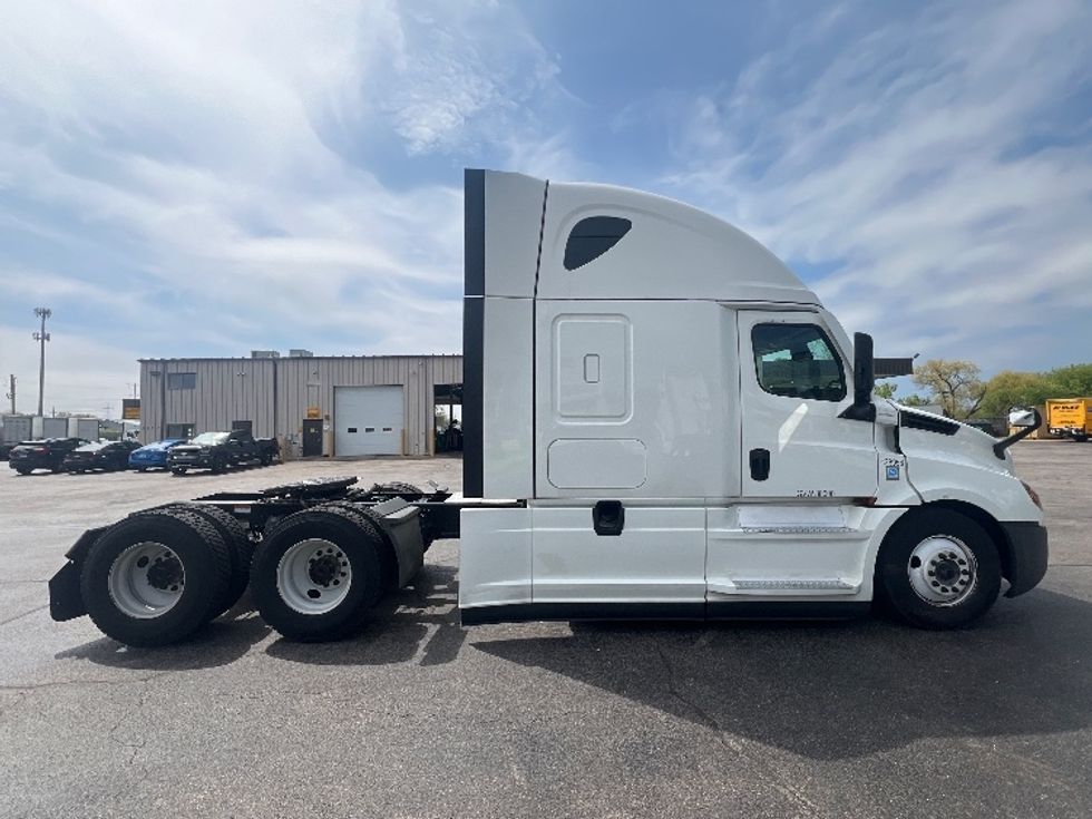 Sleeper Tractor-Heavy Duty Tractors-Freightliner-2022-T12664ST-Chicago (Melrose Park)-IL-419,911\n\t\tmiles-$ 76,000 - Image 8