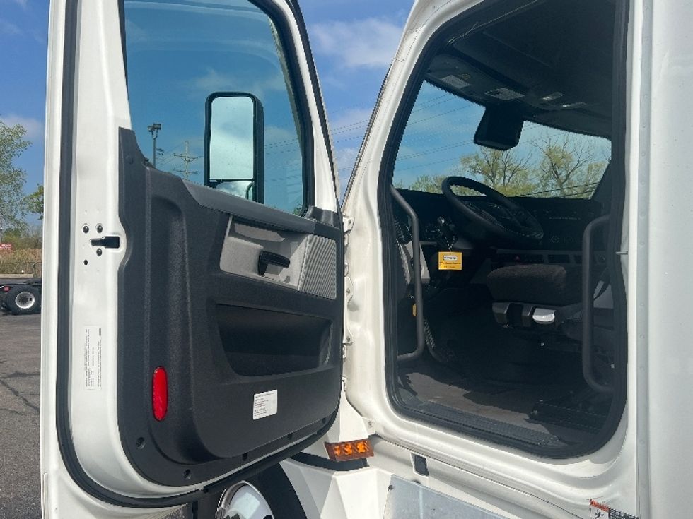 Sleeper Tractor-Heavy Duty Tractors-Freightliner-2022-T12664ST-Chicago (Melrose Park)-IL-419,911\n\t\tmiles-$ 76,000 - Image 9