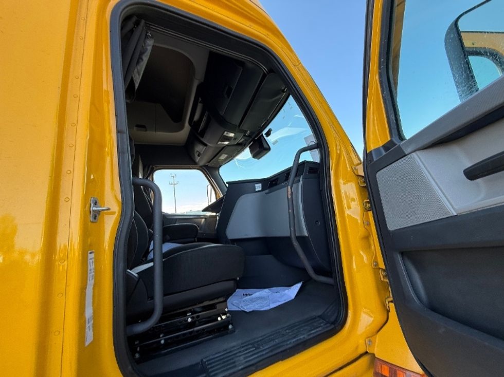 Sleeper Tractor-Heavy Duty Tractors-Freightliner-2022-T12664ST-Chicago (Melrose Park)-IL-432,012\n\t\tmiles-$ 67,750 - Image 10