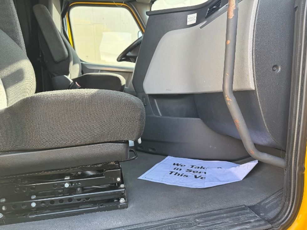 Sleeper Tractor-Heavy Duty Tractors-Freightliner-2022-T12664ST-Chicago (Melrose Park)-IL-432,012\n\t\tmiles-$ 67,750 - Image 11