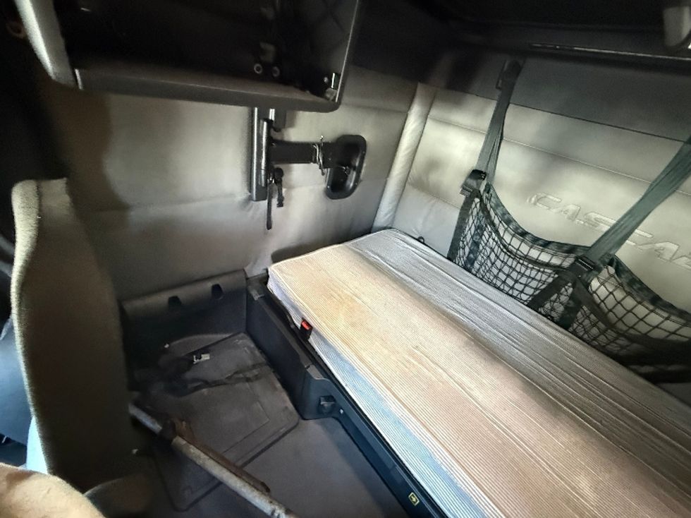 Sleeper Tractor-Heavy Duty Tractors-Freightliner-2022-T12664ST-Chicago (Melrose Park)-IL-432,012\n\t\tmiles-$ 67,750 - Image 12