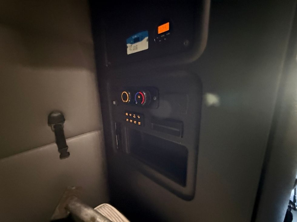 Sleeper Tractor-Heavy Duty Tractors-Freightliner-2022-T12664ST-Chicago (Melrose Park)-IL-432,012\n\t\tmiles-$ 67,750 - Image 14