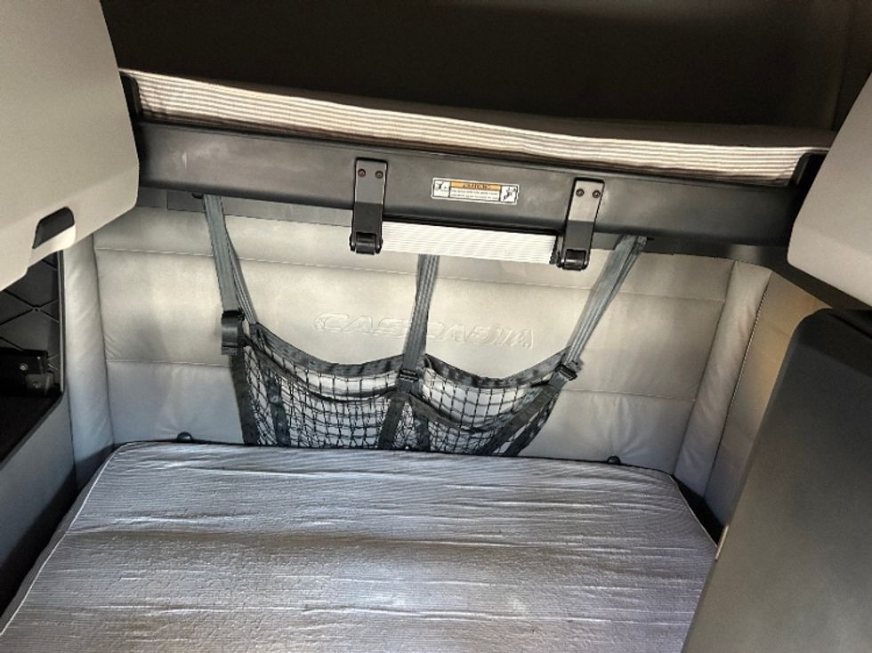 Sleeper Tractor-Heavy Duty Tractors-Freightliner-2022-T12664ST-Chicago (Melrose Park)-IL-432,012\n\t\tmiles-$ 67,750 - Image 15