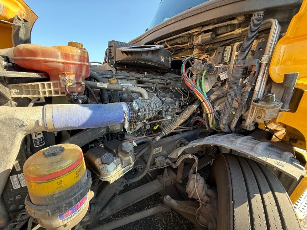 Sleeper Tractor-Heavy Duty Tractors-Freightliner-2022-T12664ST-Chicago (Melrose Park)-IL-432,012\n\t\tmiles-$ 67,750 - Image 17