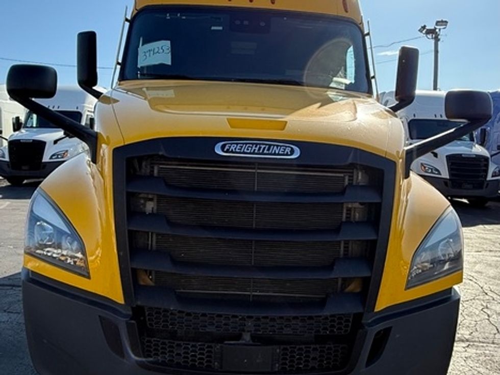 Sleeper Tractor-Heavy Duty Tractors-Freightliner-2022-T12664ST-Chicago (Melrose Park)-IL-432,012\n\t\tmiles-$ 67,750 - Image 2