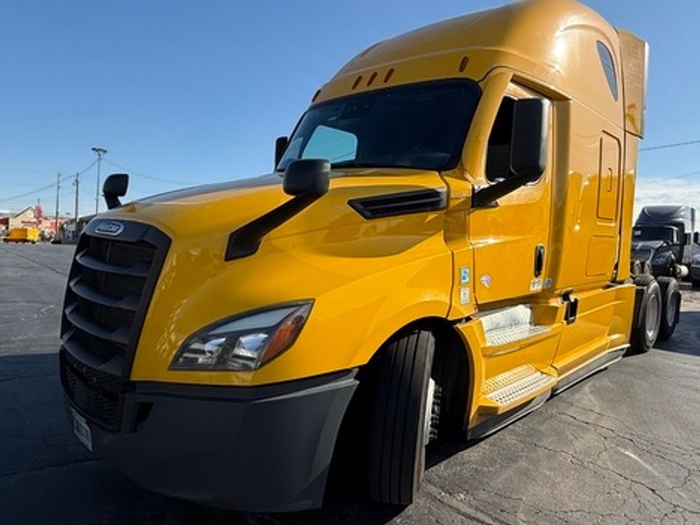 Sleeper Tractor-Heavy Duty Tractors-Freightliner-2022-T12664ST-Chicago (Melrose Park)-IL-432,012\n\t\tmiles-$ 67,750 - Image 3