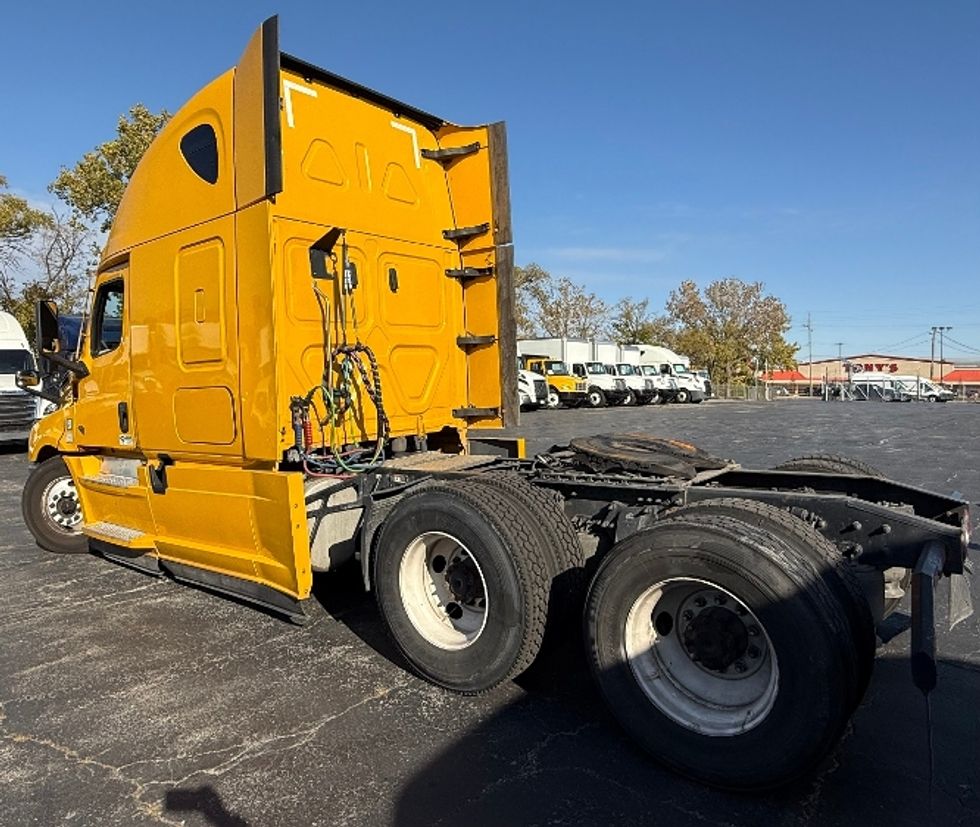 Sleeper Tractor-Heavy Duty Tractors-Freightliner-2022-T12664ST-Chicago (Melrose Park)-IL-432,012\n\t\tmiles-$ 67,750 - Image 4