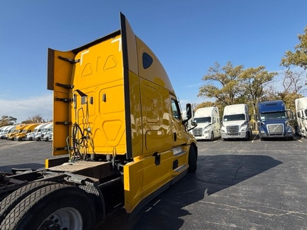 Sleeper Tractor-Heavy Duty Tractors-Freightliner-2022-T12664ST-Chicago (Melrose Park)-IL-432,012\n\t\tmiles-$ 67,750 - Image 5