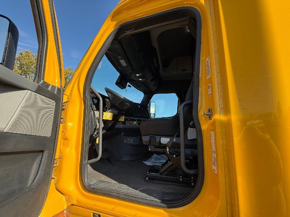 Sleeper Tractor-Heavy Duty Tractors-Freightliner-2022-T12664ST-Chicago (Melrose Park)-IL-432,012\n\t\tmiles-$ 67,750 - Image 6