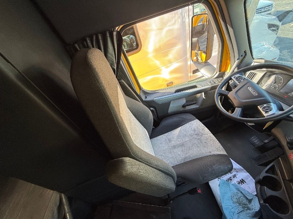 Sleeper Tractor-Heavy Duty Tractors-Freightliner-2022-T12664ST-Chicago (Melrose Park)-IL-432,012\n\t\tmiles-$ 67,750 - Image 7