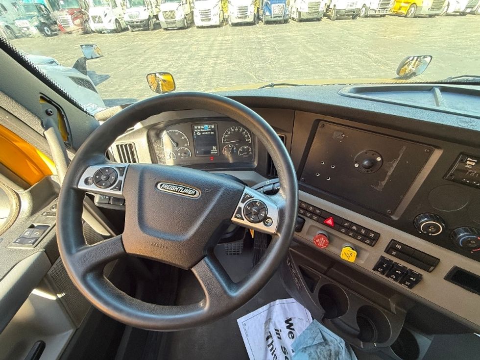 Sleeper Tractor-Heavy Duty Tractors-Freightliner-2022-T12664ST-Chicago (Melrose Park)-IL-432,012\n\t\tmiles-$ 67,750 - Image 8