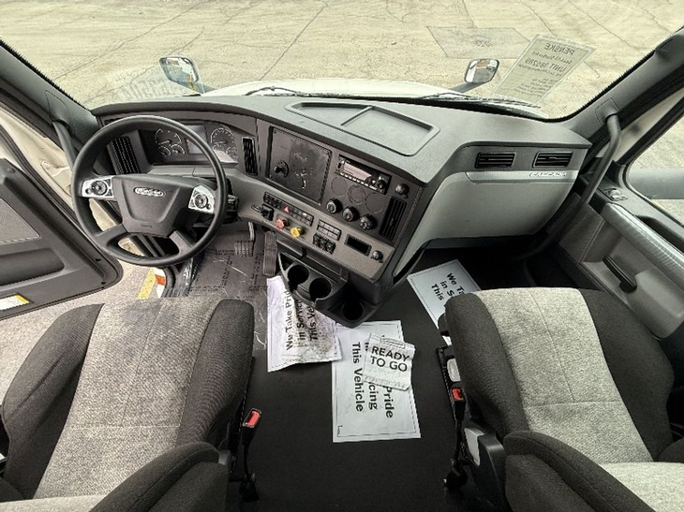 Sleeper Tractor-Heavy Duty Tractors-Freightliner-2022-T12664ST-Chicago (Melrose Park)-IL-432,012\n\t\tmiles-$ 67,750 - Image 9