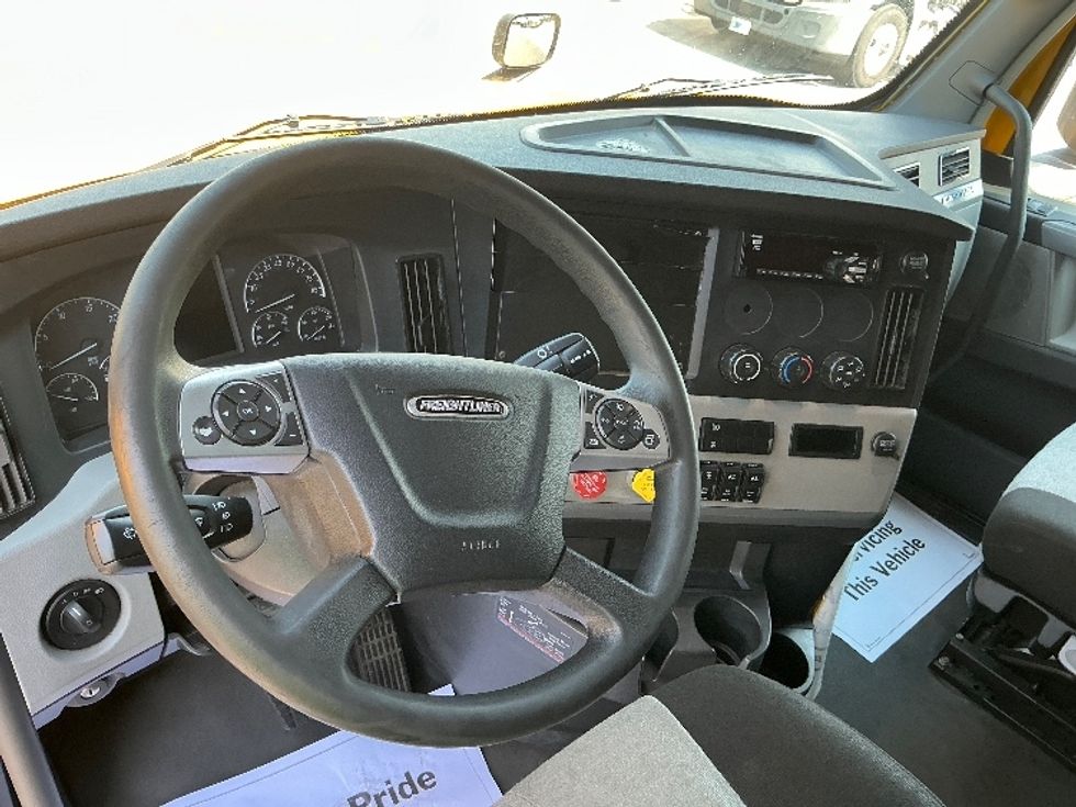 Sleeper Tractor-Heavy Duty Tractors-Freightliner-2022-T12664ST-Chicago (Melrose Park)-IL-475,722\n\t\tmiles-$ 66,750 - Image 10