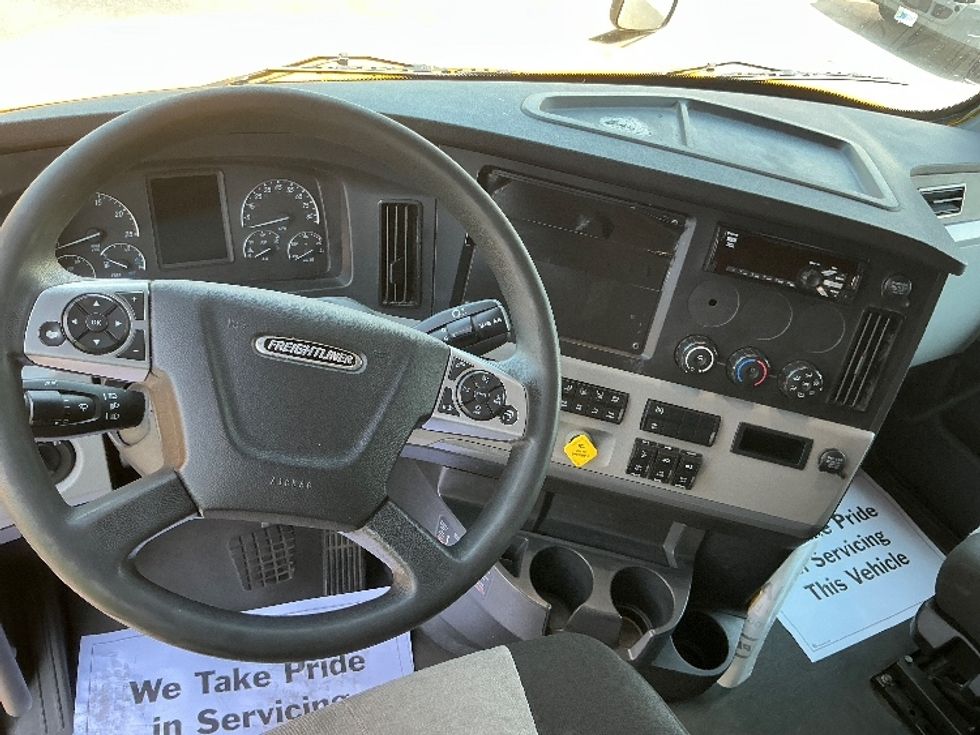 Sleeper Tractor-Heavy Duty Tractors-Freightliner-2022-T12664ST-Chicago (Melrose Park)-IL-475,722\n\t\tmiles-$ 66,750 - Image 11