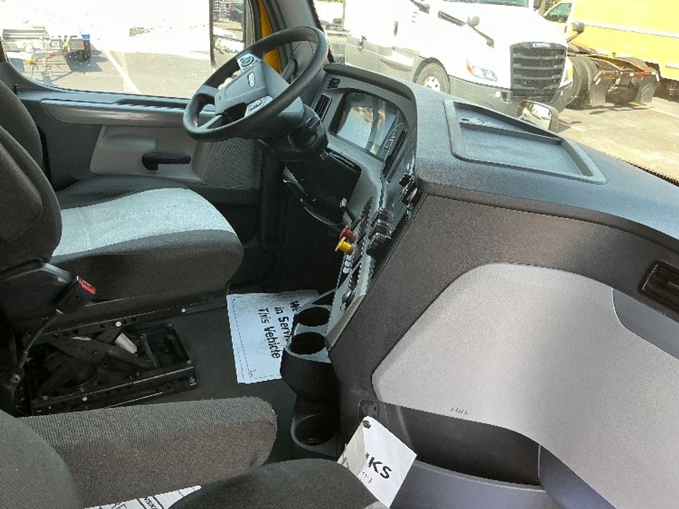 Sleeper Tractor-Heavy Duty Tractors-Freightliner-2022-T12664ST-Chicago (Melrose Park)-IL-475,722\n\t\tmiles-$ 66,750 - Image 15