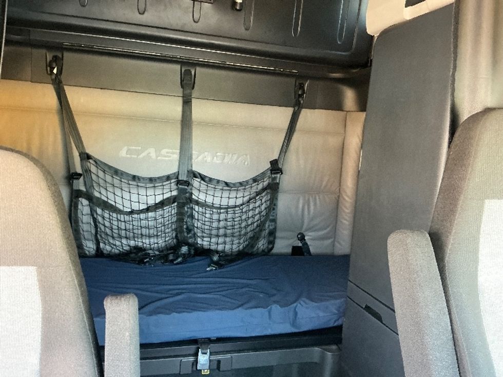 Sleeper Tractor-Heavy Duty Tractors-Freightliner-2022-T12664ST-Chicago (Melrose Park)-IL-475,722\n\t\tmiles-$ 66,750 - Image 16