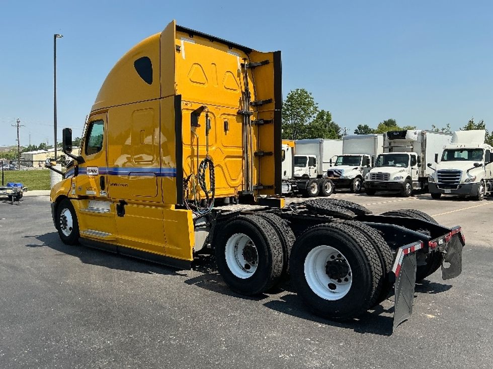 Sleeper Tractor-Heavy Duty Tractors-Freightliner-2022-T12664ST-Chicago (Melrose Park)-IL-475,722\n\t\tmiles-$ 66,750 - Image 5
