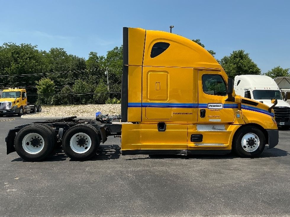 Sleeper Tractor-Heavy Duty Tractors-Freightliner-2022-T12664ST-Chicago (Melrose Park)-IL-475,722\n\t\tmiles-$ 66,750 - Image 8